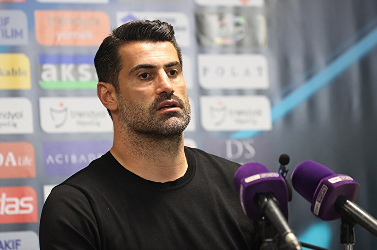 Doğru zaman ne zamansa, ben zaten bir gün geleceğim oraya. Hoca, yönetici, çalışan olarak geleceğim... Benim için Fenerbahçe'de görev yapmak başka bir şey. Ben bunu zamanında gösterdim. Kötü günde de gösterdim, iyi günde de gösterdim. Mutlu oldum, ağladım, üzüldüm, sevindim de...<br>