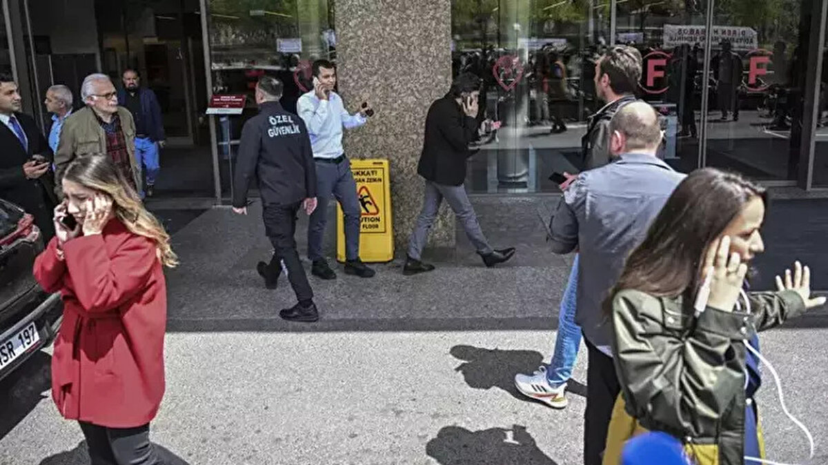 AFET ve Acil Durum Başkanlığı Deprem Dairesi verilerine göre 12:49 sıralarında Marmara Denizi Silivri açıklarında 6.2 büyüklüğünde deprem meydana geldi. Deprem İstanbul'da birçok bölgede hissedildi.<br><br>VATANDAŞLAR SOKAĞA DÖKÜLDÜ<br><br>6.2 büyüklüğündeki depremde vatandaşlar sokağa döküldü.