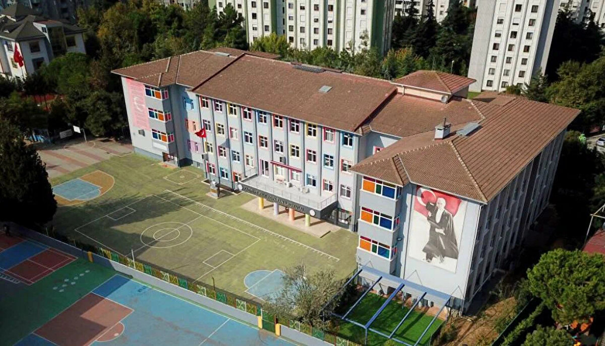 Depremin hemen ardından 12.49'da ise 6.2 şiddetinde ikinci büyük sarsıntı oldu. İstanbul'da 4 ve üzeri büyüklüğünde artçı sarsıntılar hala devam ederken öğrenciler ve velilerin gündeminde İstanbul'da okulların yarın tatil olup olmayacağı yer alıyor