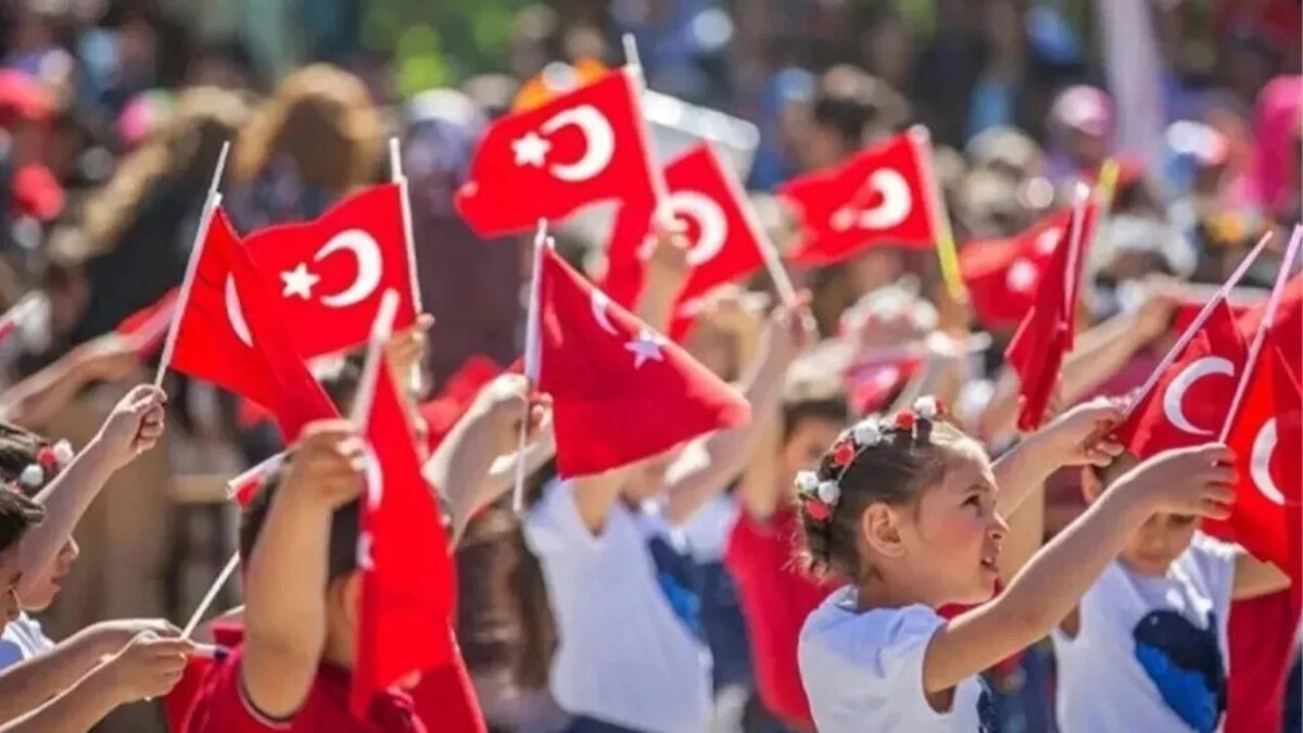 İSTANBUL'DA 23 NİSAN GÖSTERİLERİ İPTAL Mİ?<br>23 Nisan 2025 Çarşamba günü Ulusal Egemenlik ve Çocuk Bayramı'nın resmi tatil olması sebebiyle bugün okullarda ders işlenmedi. Sadece öğrenciler 23 Nisan için hazırladıkları özel gösterilerde sahne almak için okullara gittiler.<br><br>Yaşanan depremin ardından ise okullar da dahil olmak üzere 23 Nisan gösterilerinin iptal edildiği tahmin ediliyor.