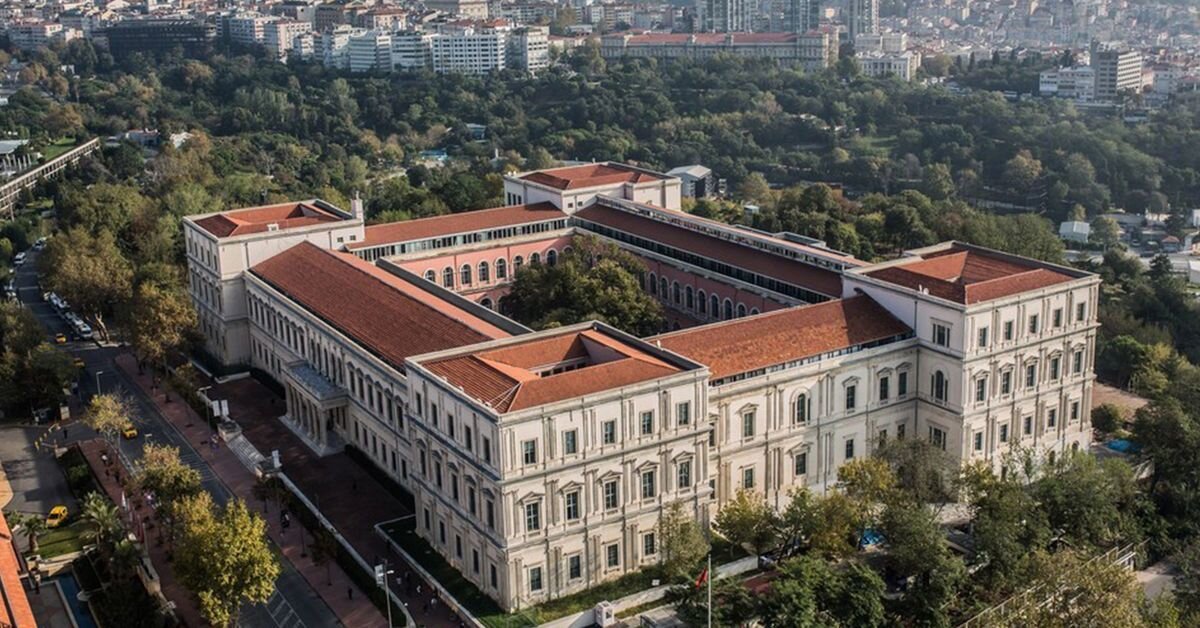 İstanbul Teknik Üniversitesi (İTÜ) Maden Fakültesi Jeoloji Mühendisliği Bölümü'nden 1971 yılında yüksek mühendis olarak mezun olmuştur.