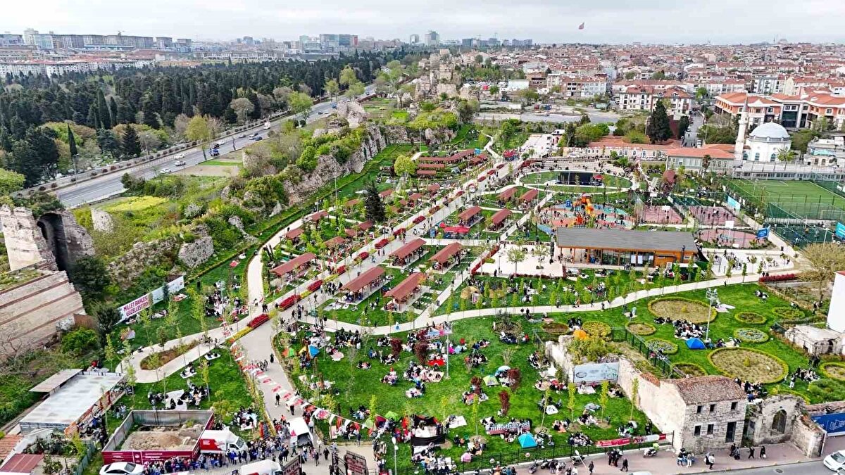 İstanbul Valiliğinden yapılan açıklamaya göre, geceyi dışarıda geçirmek isteyenler için okul bahçeleri, spor salonları ve camiler kullanıma açık olacak.