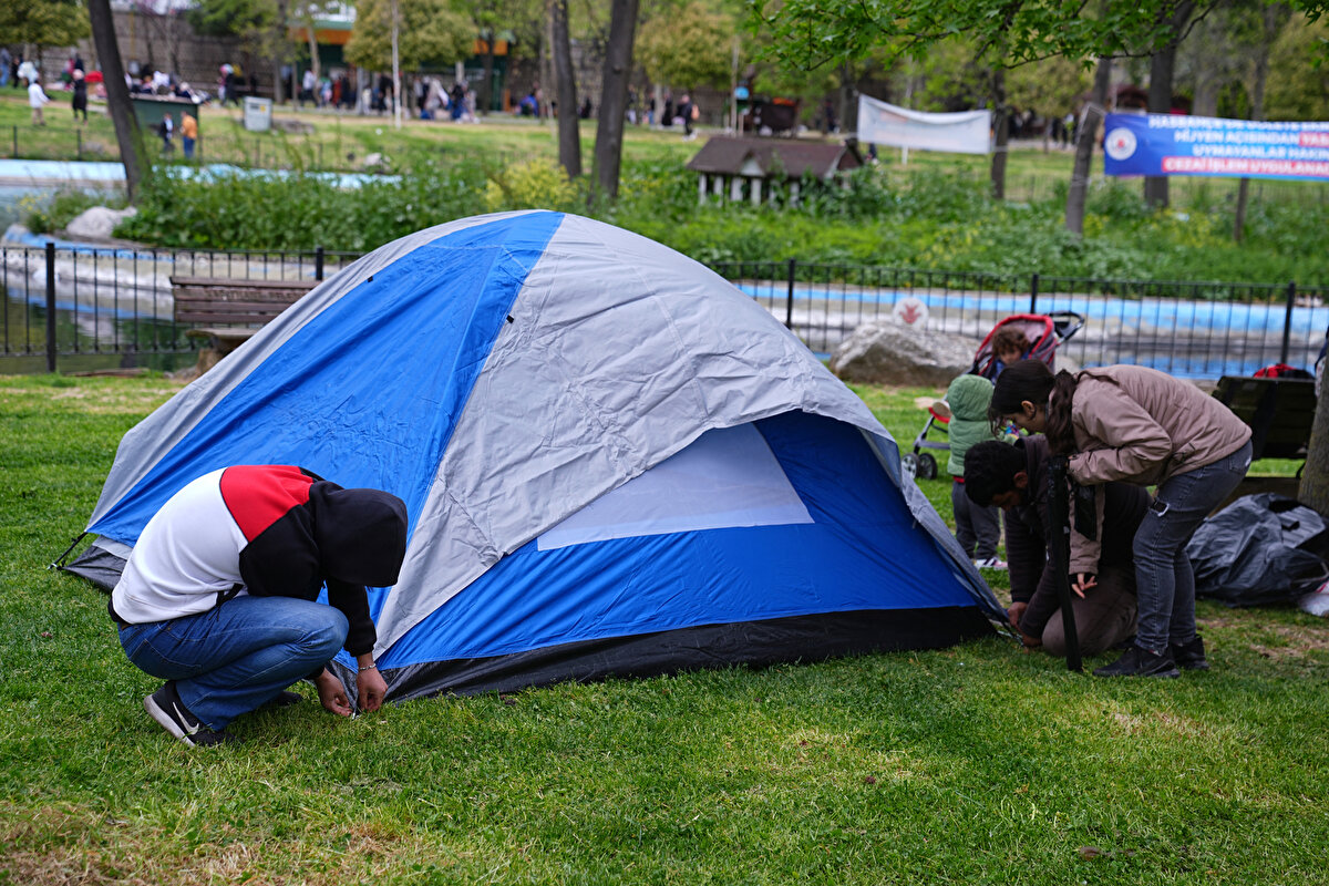Bazı vatandaşlar, geceyi dışarıda geçirebilmek çadır kurarken, bazıları da park alanlarına halı ve yastık getirdi. 