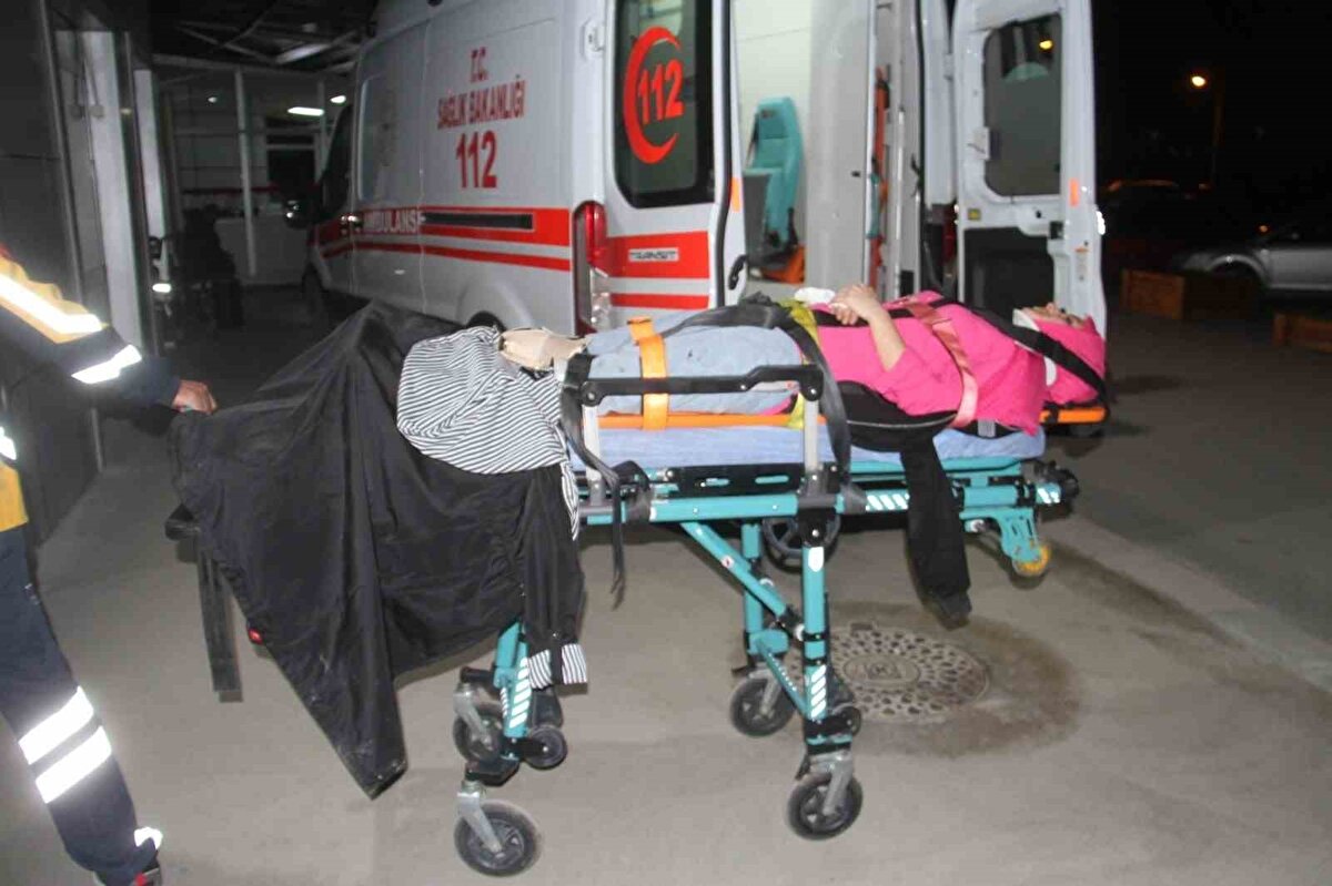 Kaza ihbarı üzerine adrese sağlık ve jandarma ekipleri sevk edildi. Kazada yaralanan sürücü ile araç içerisindeki C.A., D.G., İ.G., A.K. adrese sevk edilen ambulanslarla Beyşehir Devlet Hastanesine kaldırılarak tedavi altına alındı.