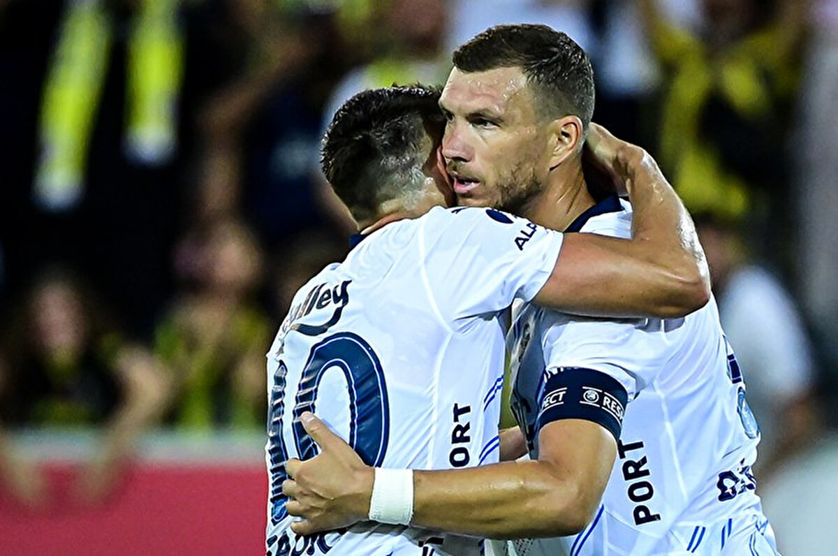 Fenerbahçe'nin hücum hattında yeni bir yapılanmaya gideceği ve bu noktada alınacak kararların takımın geleceği açısından büyük önem arz ettiği aktarıldı.<br>