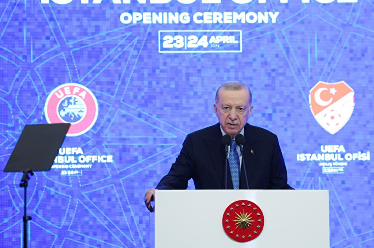 UEFA, Londra ve Brüksel'den sonra İstanbul'da temsilcilik açarak Türk futbolu için tarihi bir hamlede bulundu. Levent'teki Pembe Köşk'te gerçekleştirilen UEFA İstanbul Ofisi'nin açılışına Cumhurbaşkanı Recep Tayyip Erdoğan başta olmak üzere siyaset ve spor dünyasından önemli isimler katıldı.<br>