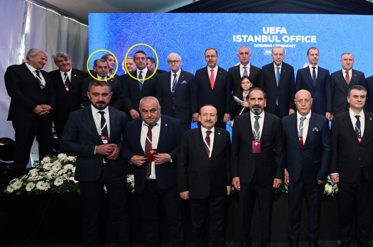 Ali Koç ve Dursun Özbek'in çektirilen toplu hatıra fotoğrafında yan yana durması dikkat çekti.<br>