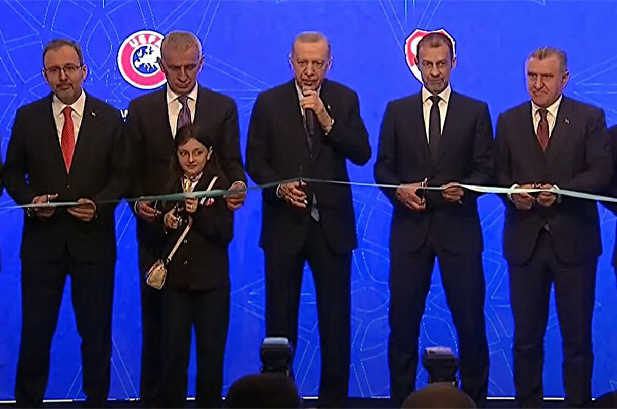 Erdoğan'ın konuşmasının ardından tüm katılımcılar kurdelenin kesilmesi sonrasında ise hatıra fotoğrafı için sahneye çağrıldı.<br>