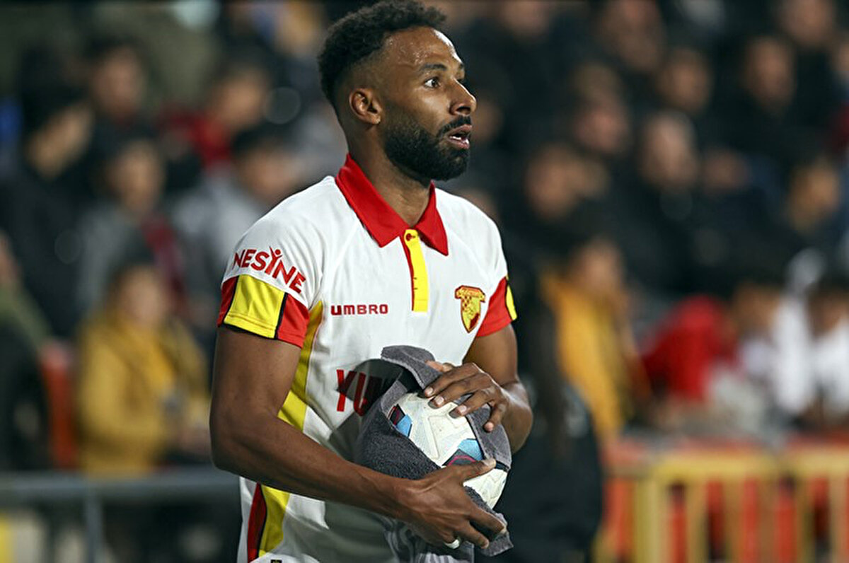 Zorlu müsabakada İsmail Köybaşı'nın yerine Nazım Sangare görev alacak.<br>