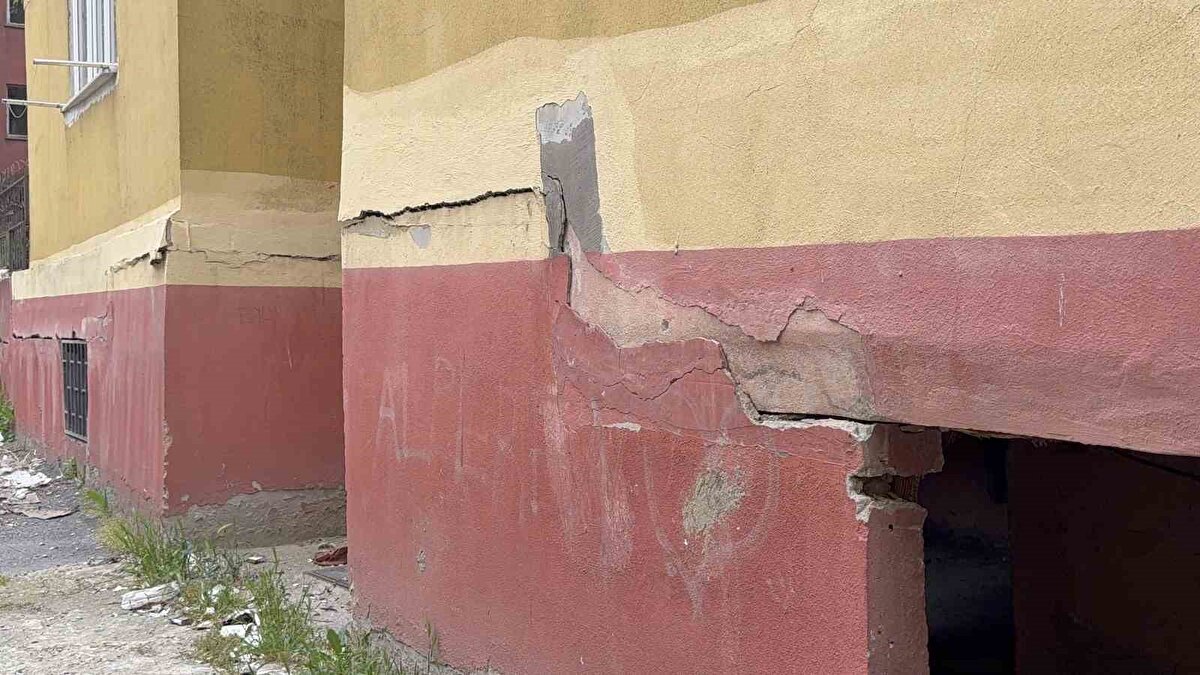 Site Yönetim Kurulu Başkanı Zeki Tağ, kentsel dönüşüm sürecindeki engelleri ve depremin oluşturduğu travmayı çarpıcı bir şekilde dile getirdi. Yaklaşık üç yıldır 162 maliki ikna etmek için yoğun çaba harcadıklarını belirten Tağ "Yaklaşık üç yıl süredir biz burayla ilgileniyoruz. Kentsel dönüşüm için çok çaba sarf ettik ama 162 malik bir araya getirip de ikna etmek bizi çok uğraştırdı. En son nihayetinde karar verdik binalarımızın üçünün karotu alındı. Ancak iki tanesinin karotu alınmadığı için tahliyeler gecikti. Ayın 6’sından bu yana da diğer binalardan Karot örnekleri alındı. Belediye artık bize hızlı bir şekilde tahliye edileceğini söyledi.