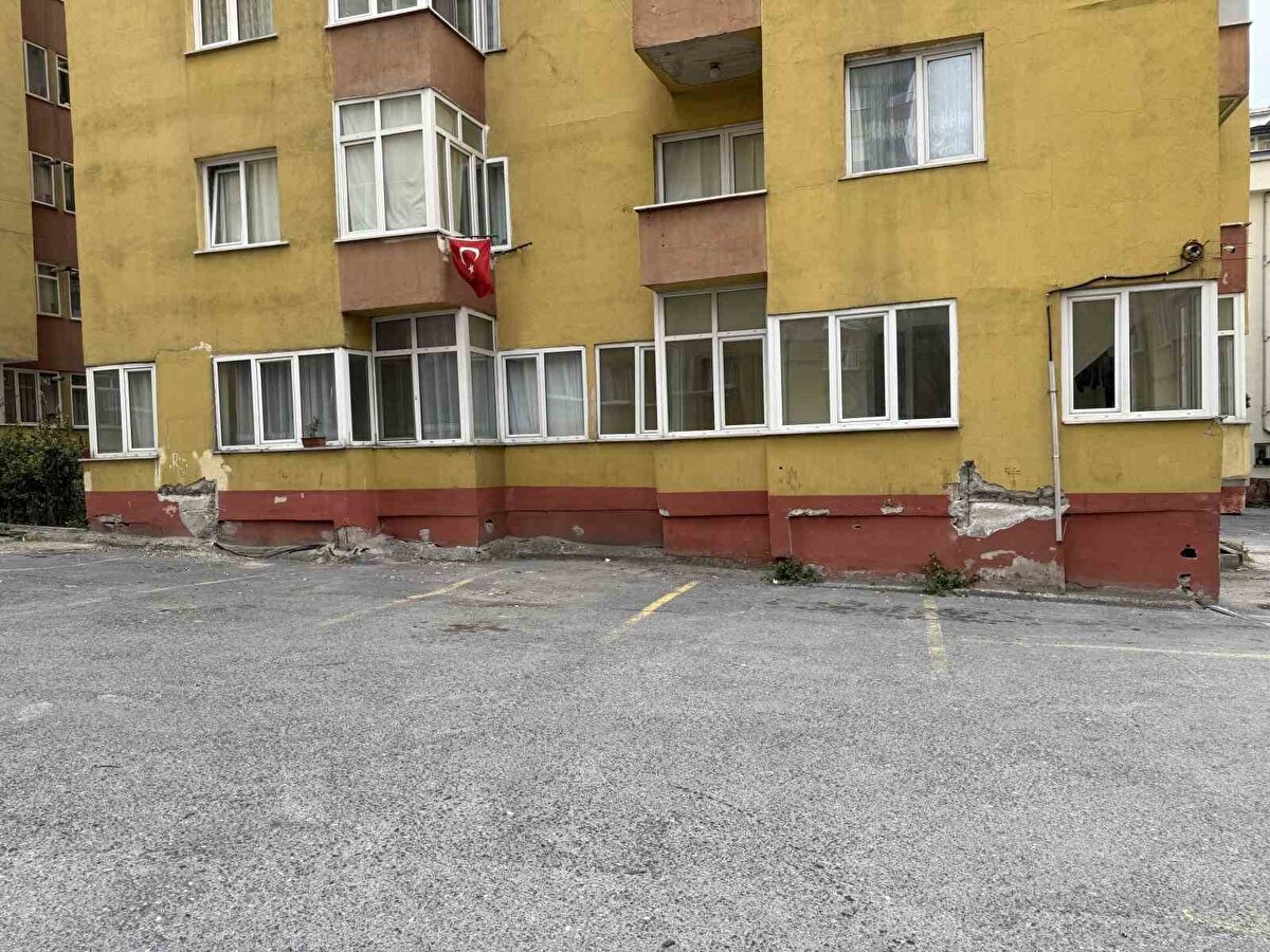 Küçükçekmece’de yıllardır çatlak kolonlarla yaşam mücadelesi veren Doğuş Sitesi sakinleri, son depremin ardından büyük bir korku ve çaresizlik yaşadı.