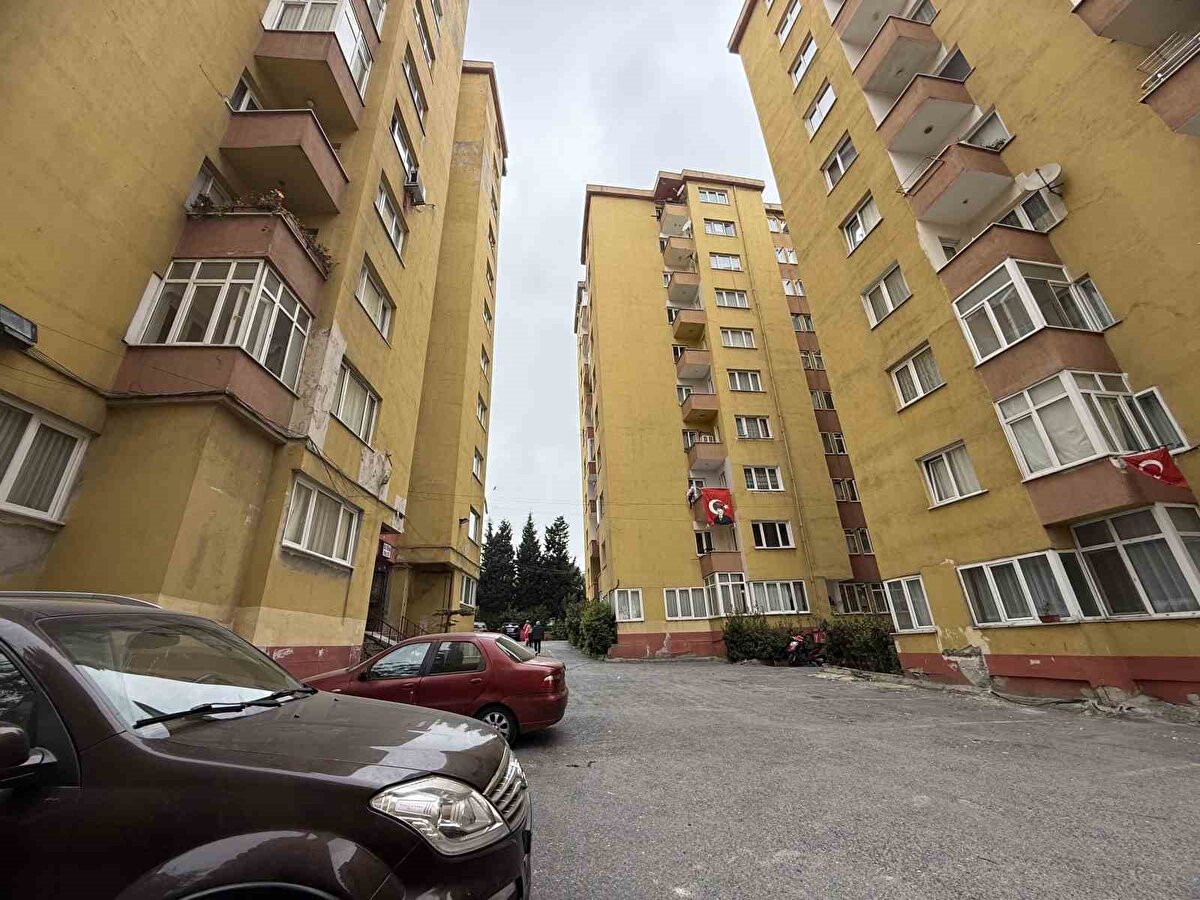 Kentsel dönüşüm için uzun süredir çaba gösterilmesine rağmen, sitedeki bazı maliklerin inatçı tutumu ve imza vermemesi süreci çıkmaza sokarken, depremle birlikte endişeler katlandı.