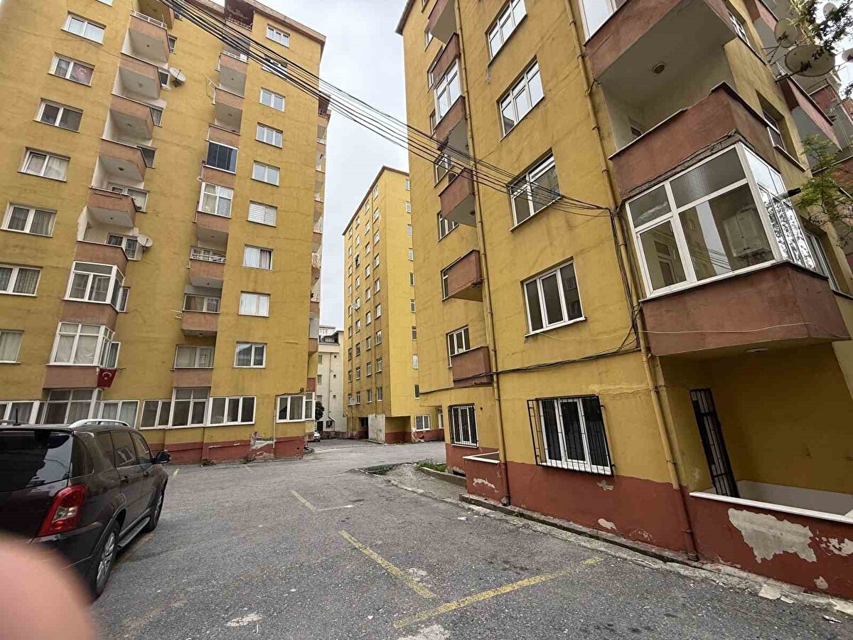 Sonunda çoğunluğun sağlandığını ve belediyenin hızlı bir tahliye sözü verdiğini aktaran Tağ, "Bizim muvafakatnamelerimiz geldi. Yaklaşık 100 kişi imzaladı çoğunluğu sağladık. Ben bugün yarın insanları götürmeye ve imza attırmaya devam edeceğim. Çünkü ne kadar çok kişi erken imza atarsa bizim buradaki insanımız daha çabuk başlar. Dünkü depremin ardından korkudan kimse gelmedi kimse binaların altına giremedi" dedi.