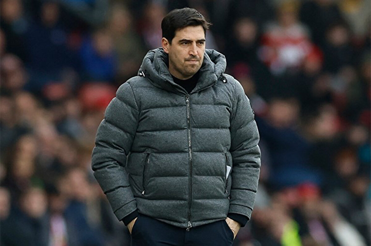 Diğer adayın ise an itibarıyla Bournemouth'u çalıştıran Andoni Iraola olduğu aktarıldı.<br>