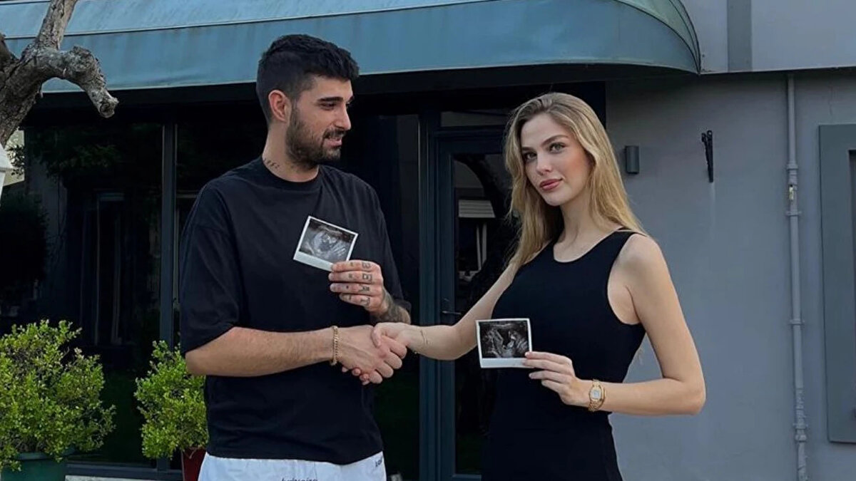 Ocak 2024'te ikiz oğulları Sinan Emir ve İbrahim Ayel'i kucağına alan çift geçtiğimiz günlerde Ayel'in gözündeki problem nedeniyle ameliyat olacağını açıklamıştı.