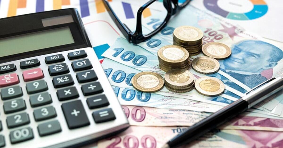 Maaşların zamanında ödenmesi zorunlu hale geliyor<br><br>SGK Eski Başmüfettişi İsa Karakaş, İş Kanunu'na dair yapılacak değişikliklerin perde arkasını anlattı. Karakaş, mevcut mevzuatta işverenin maaş ödemesini geciktirmesi halinde cezai yaptırım uygulanabilmesi için "kasten yapılmış" olması şartının arandığını, ancak bu durumun çoğu zaman ispatlanamadığını belirtti. Yeni düzenleme ile bu boşluğun ortadan kaldırılması ve maaşın geç ya da eksik ödenmesi durumunda işverene doğrudan idari para cezası verilmesi planlanıyor.