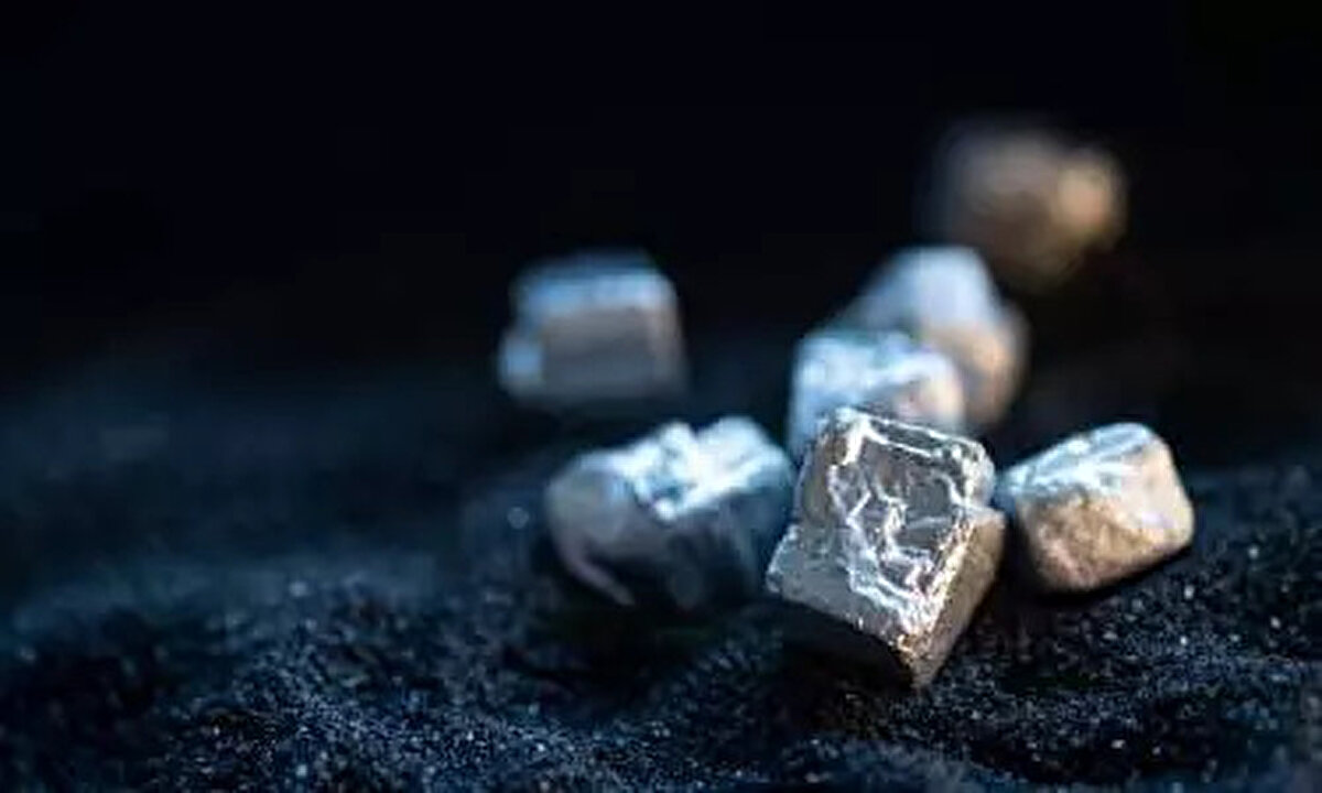 NADİR TOPRAK ELEMENTLERİ NELERDİR?<br><br> <br><br>Nadir toprak elementleri, periyodik tabloda yer alan 15 lantanit elementi (lantan, seryum, praseodim, neodim, prometyum, samaryum, evropiyum, gadolinyum, terbiyum, disprozyum, holmiyum, erbiyum, tulyum, iterbiyum ve lutesyum) ile birlikte itriyum ve skandiyum olmak üzere toplamda 17 elementten oluşur.