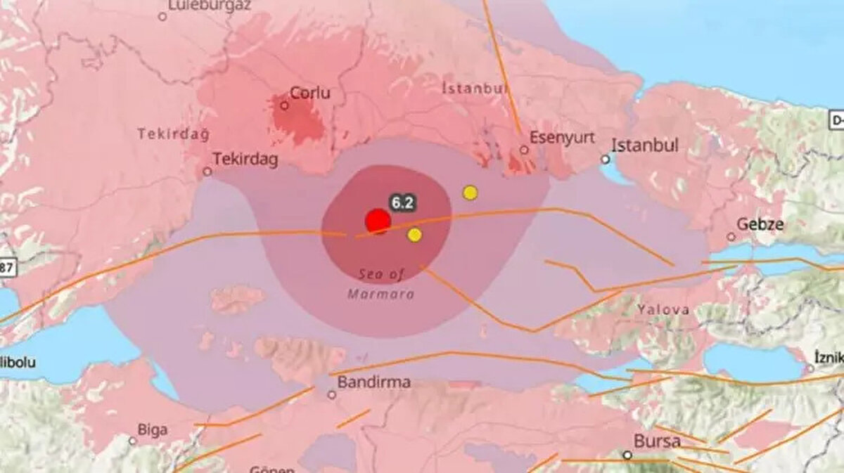 Marmara'da aşağı yukarı hepimizin bütün deprem bilimcilerin uzlaştığı bir nokta var ki Marmara'da en az iki tane deprem olacak, Kuzey Marmara'da. Bunlardan bir tanesi İstanbul kolu önünde, 6.4 ile 6.7 arasında bir deprem bekliyorduk, Silivri önünde de 7.2'lik bir deprem bekliyorduk. Bugünkü olan deprem Silivri önünde oldu. 6,2'lik deprem görüntü olarak ana deprem konumunda, eğer bundan daha büyük bir deprem gelirse bu kez 6.2 de öncü olarak adlandırılır. Ama şu an için 6.2 ana deprem.<br><br>