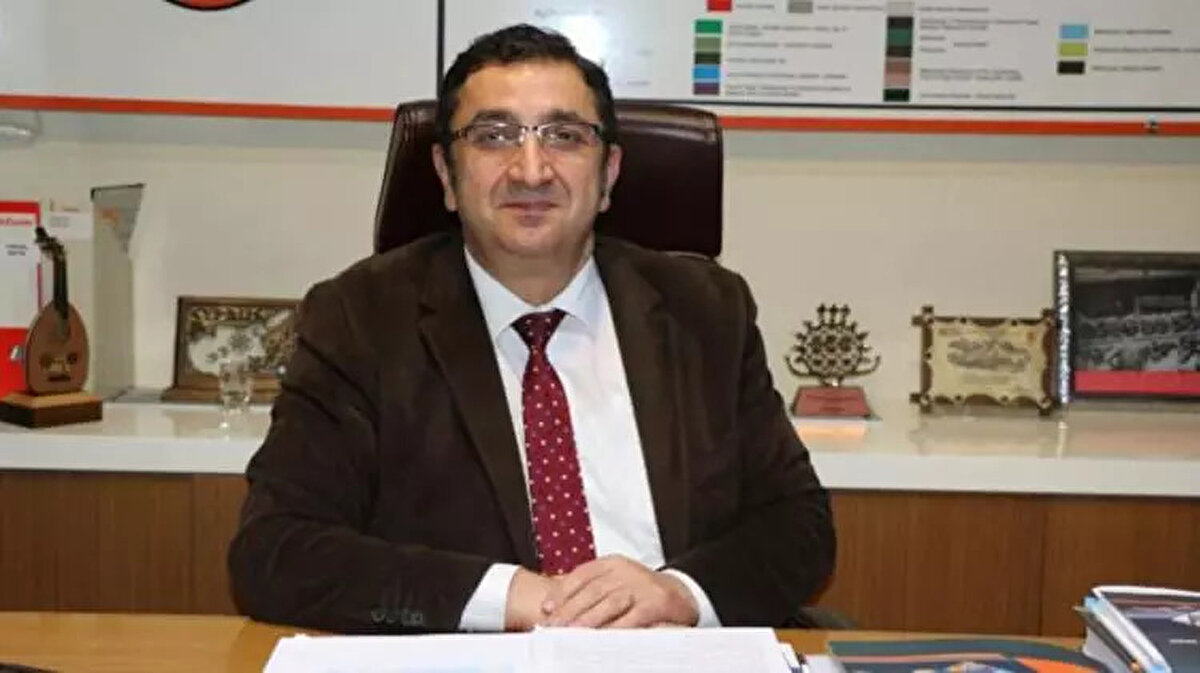 JEOLOJİ MÜHENDİSLERİ ODASI BAŞKANI HÜSEYİN ALAN: <br><br> <br><br>İstanbul’da, Marmara Denizi açıklarında saat 12.49'da 6,2 büyüklüğünde bir deprem meydana geldiği bildirildi. Deprem, İstanbullularda büyük paniğe neden olurken, devamında çok sayıda artçı sarsıntı yaşandı. İstanbullular, yaşanan sarsıntılar sonrasında sokağa çıktı. TMMOB Jeoloji Mühendisleri Odası Başkanı Hüseyin Alan, yaşanan depremlere ilişkin şu değerlendirmelerde bulundu:<br><br>Bu, beklenen bir depremdi. Biliyorsunuz 1999 Marmara Depremi’nden sonra özellikle Yalova açıklarından başlayıp Tekirdağ, Silivri açıklarına kadar devam eden bir kesimdi. Kırılmayan Kuzey Anadolu fayının ilgili segmentlerinin her an kırılabileceği, buranın bir sismik boşluk olduğu ve bunun kırılması sonucunda bölgede hasar yapıcı veya can kayıplarına neden olan olguların beklenebileceğine ilişkin değerlendirmeler zaten neredeyse her gün basında ifade edildi. Yapılan bilimsel çalışmalar, bunu gösteriyordu zaten. O yüzden bizler için sürpriz ve öngörülmeyen ve hiç bilinmeyen bir konu değildi. Bunu özelikle belirteyim.<br><br>