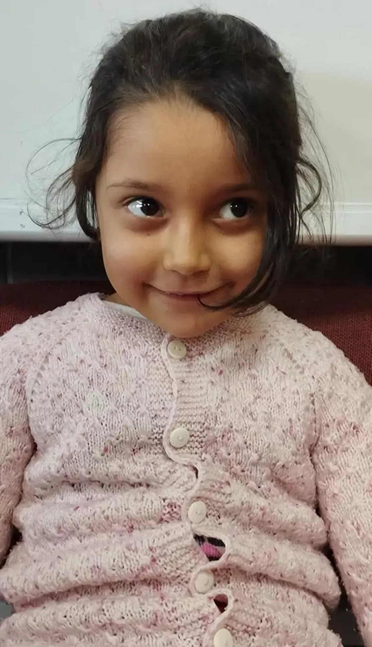 ELLERİNİ YIKAMAK İSTERKEN AKIMA KAPILDI <br><br>Evlerinin yanındaki sulama kanalının kenarında oynayan Özlem Üstün, suda ellerini yıkamak isterken elektrik akımına kapıldı. <br><br>