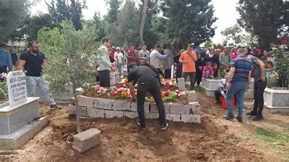 GÖZYAŞLARI İÇİNDE TOPRAĞA VERİLDİLER <br><br>Anne kız, kılınan cenaze namazının ardından yan yana göz yaşlarıyla toprağa verildi. 