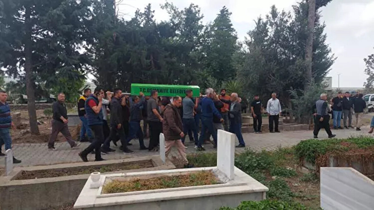 Hastane morgundan alınan anne ve kızın cenazeleri, sabah saatlerinde Kışla Mahallesi Kışla Mezarlığı'na getirildi. 