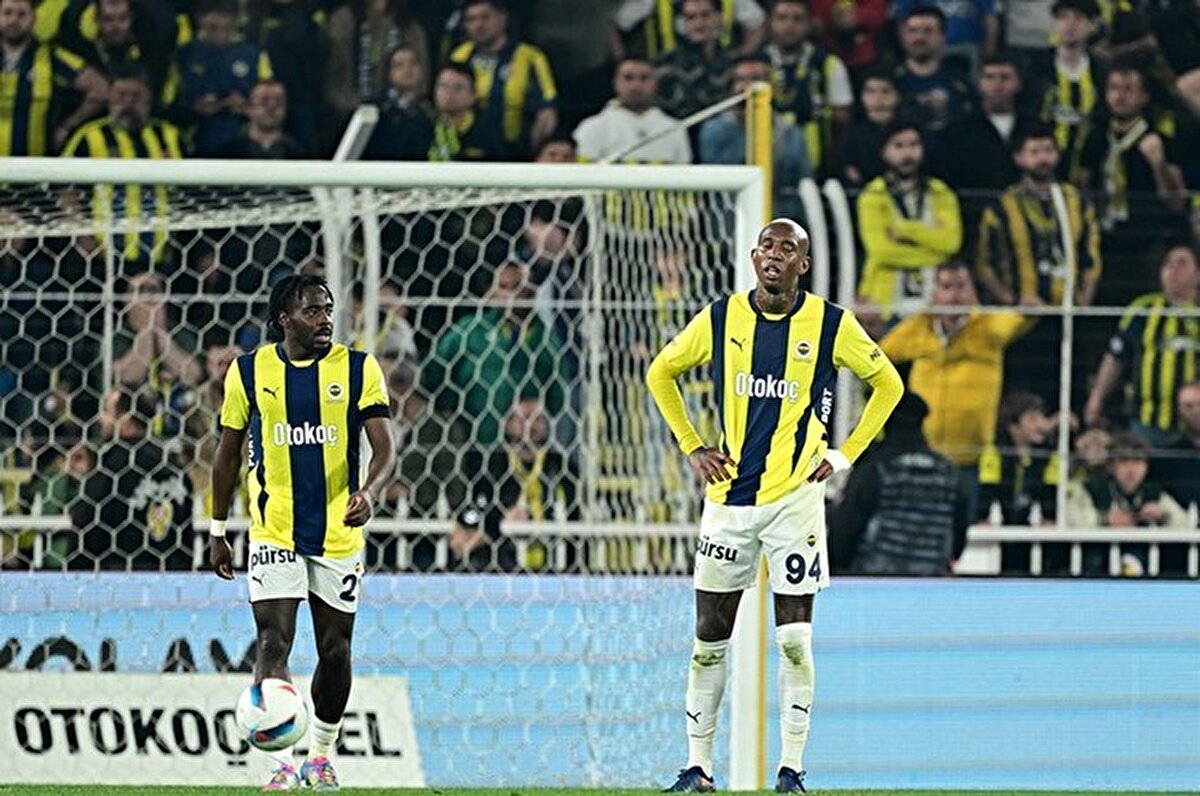 Süper Lig'de geçen hafta Kayserispor'la 3-3 berabere kalarak lider Galatasaray'ın 5 puan gerisinde kalan Fenerbahçe'de, eleştiri okları sarı lacivertli kulübün başkanı Ali Koç ve yönetim kuruluna çevrildi.