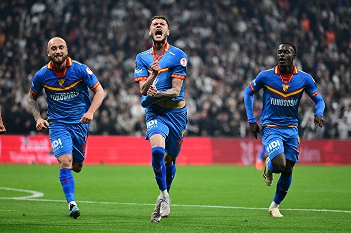 Voetbal Primeur'un haberine göre; sezon sonunda takımdan ayrılması beklenen Brian Brobbey'in yerine alternatif arayan Ajax, Romulo'yu transfer gündemine aldı.