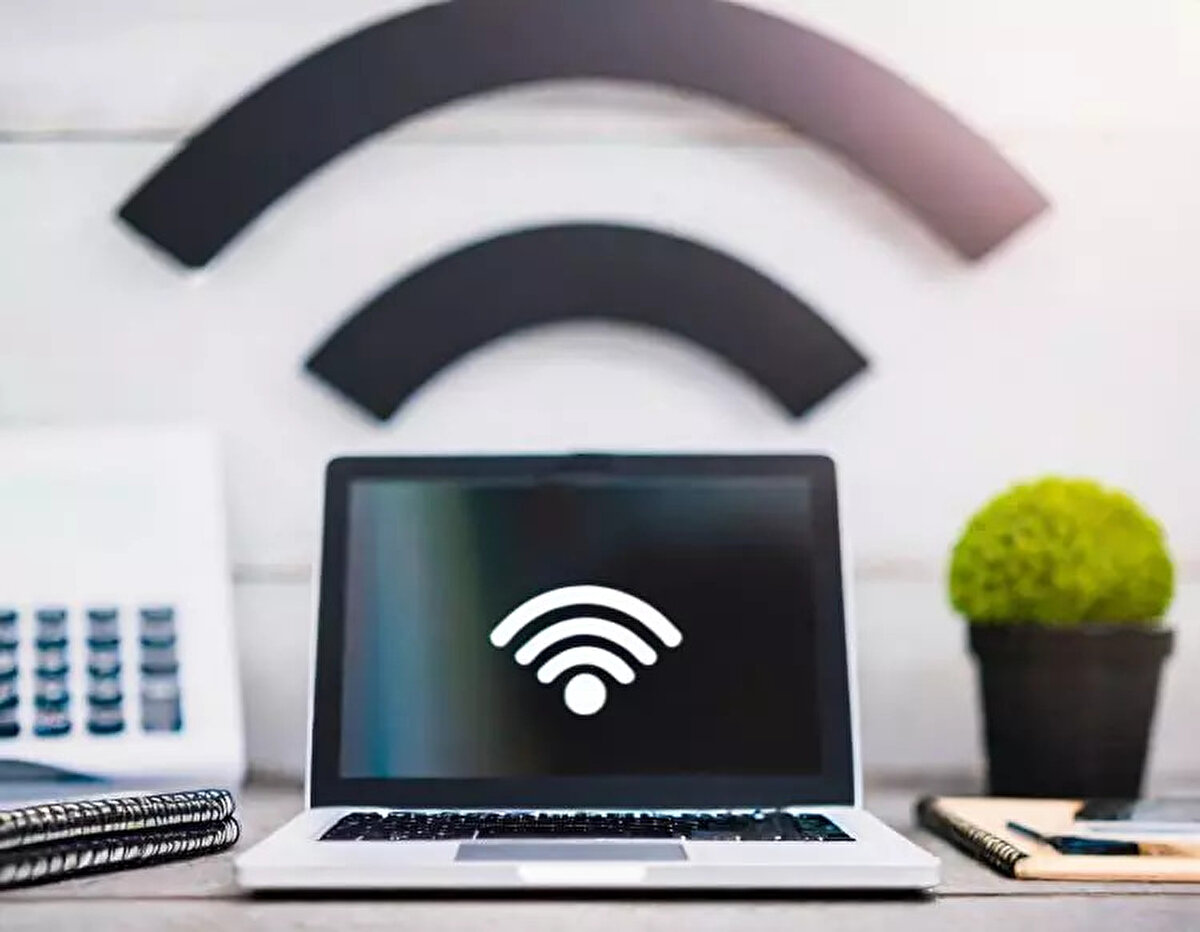 Elon Musk'ın SpaceX şirketi tarafından geliştirilen Starlink uydu ağı sayesinde, 2025 Temmuz ayından itibaren bazı akıllı telefonlar, doğrudan uzaydaki Starlink uydularına bağlanabilecek.<br><br>