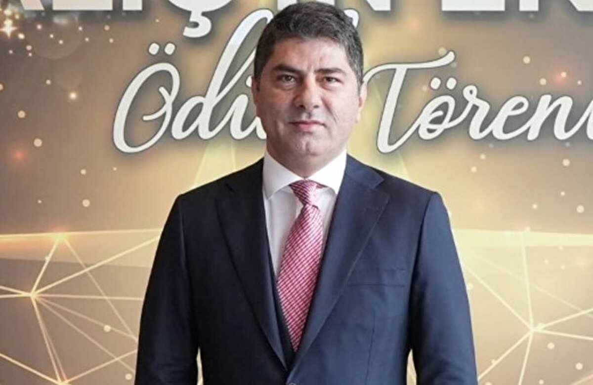 Fenerbahçe Yönetim Kurulu Üyesi Hakan Safi, sarı lacivertli takımın Kayserispor ile 3-3 berabere kalarak Süper Lig'in lideri Galatasaray'ın 5 puan gerisine düştüğü maçın ardından Başkan Ali Koç'u istifadan döndürdüğü iddialarının doğru olmadığını açıkladı. Safi'nin sosyal medya hesabından yaptığı açıklama şöyle: