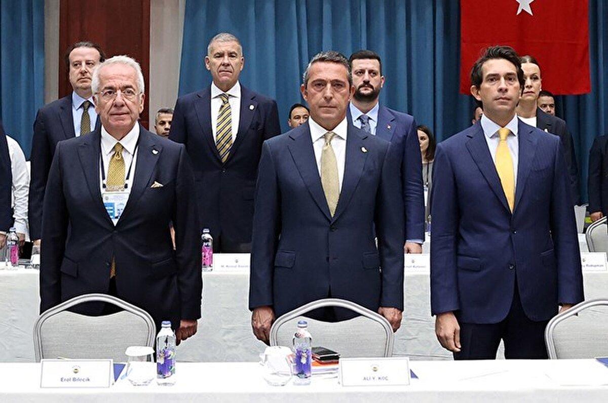 "Her zaman emrinde olduğum, sarı lacivert renklere gönül veren 35 milyon taraftarımızın bu tür asılsız haberlere itibar etmemesini önemle rica ederim. Bizler, Fenerbahçe için buradayız ve sonsuza dek sürecek Fenerbahçe sevdamız!"