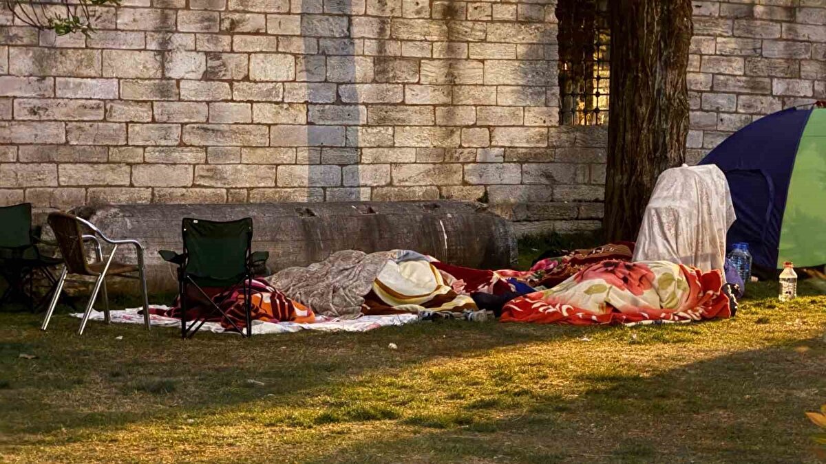 Fatih’te bulunan Şehzade Camii içerisinde vatandaşların uyuduğu anlar görüntülendi.
