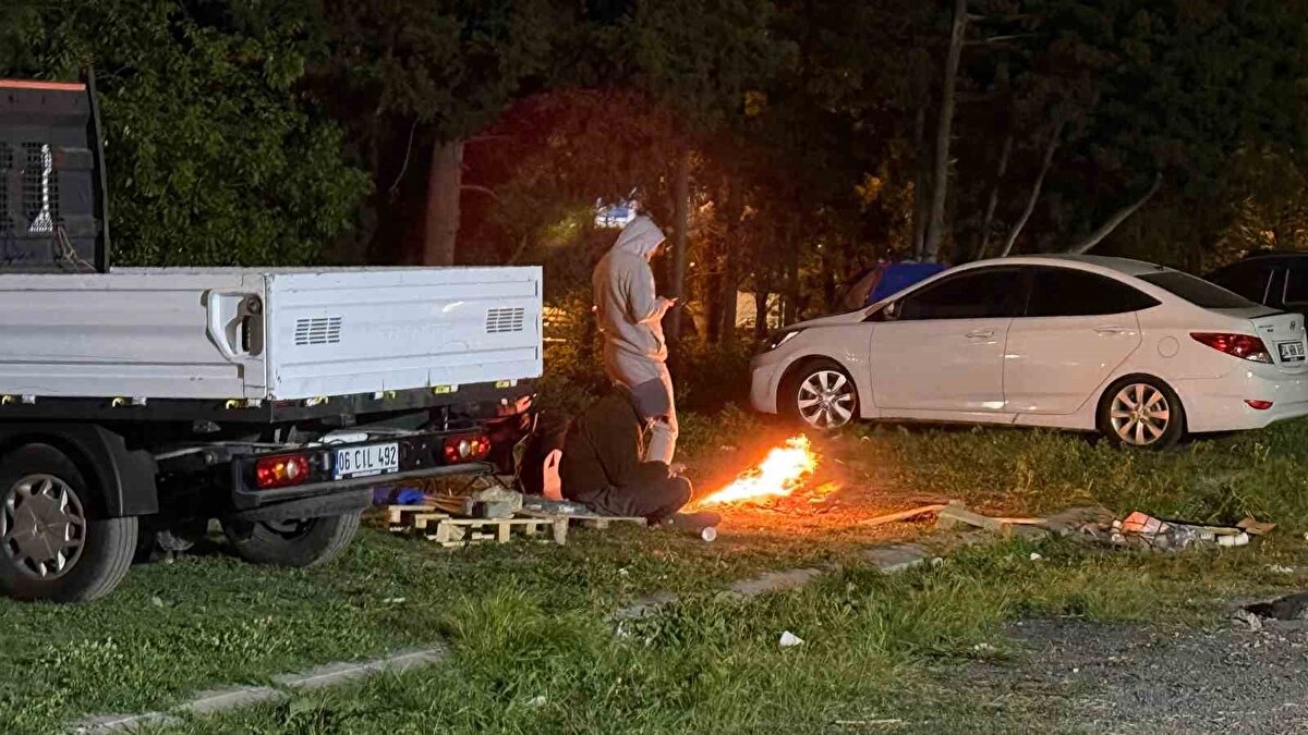 İstanbul’da Silivri açıklarında meydana gelen 6.2 büyüklüğündeki deprem sonrası evlerine dönmek istemeyen bazı vatandaşlar geceyi dışarıda geçirdi.