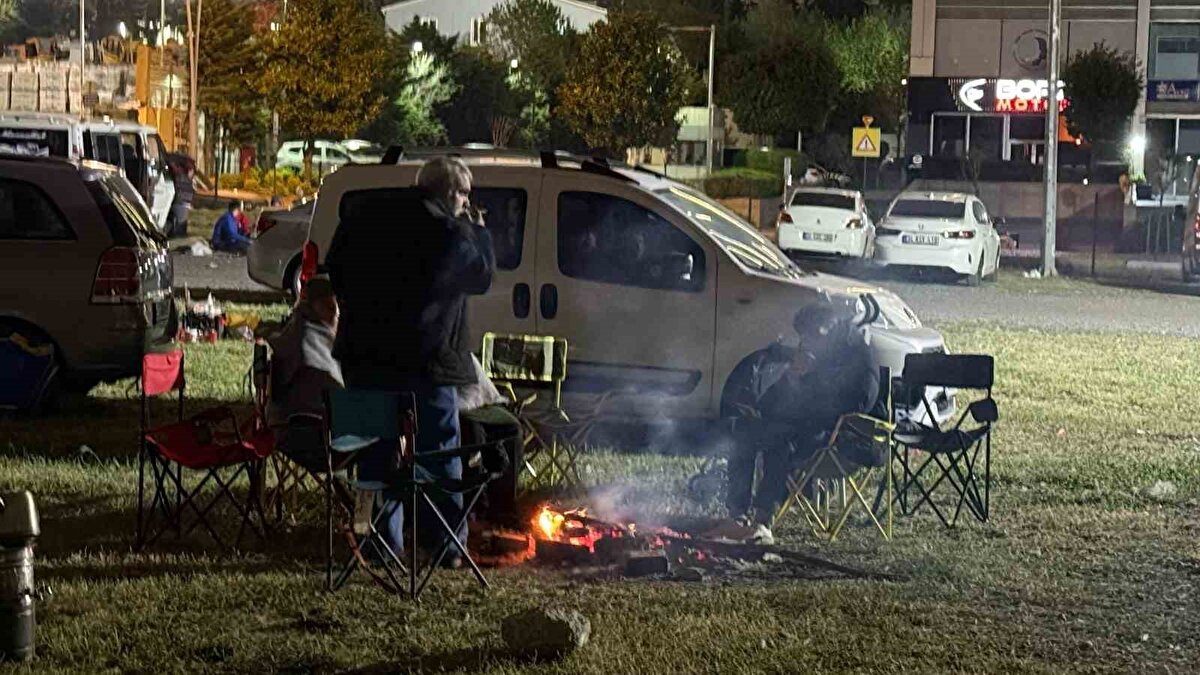 Vatandaşların bazıları ise arabalarının içinde uyurken görüntülendi.