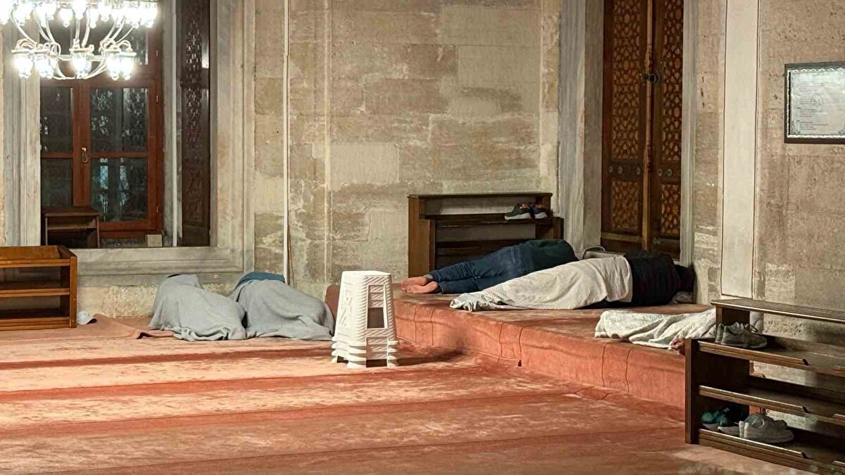 İstanbul Valiliği’nin açıklaması sonrası gece boyunca vatandaşların kullanımına açık olan camiiler de vatandaşların uyumak için tercih ettiği mekanlardan oldu.