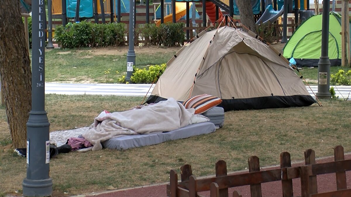 Fatih’teki çeşitli parklarda bazı vatandaşlar kurdukları çadırlarda kalırken bazıları ise yere serdikleri yataklarında uyumayı tercih etti.