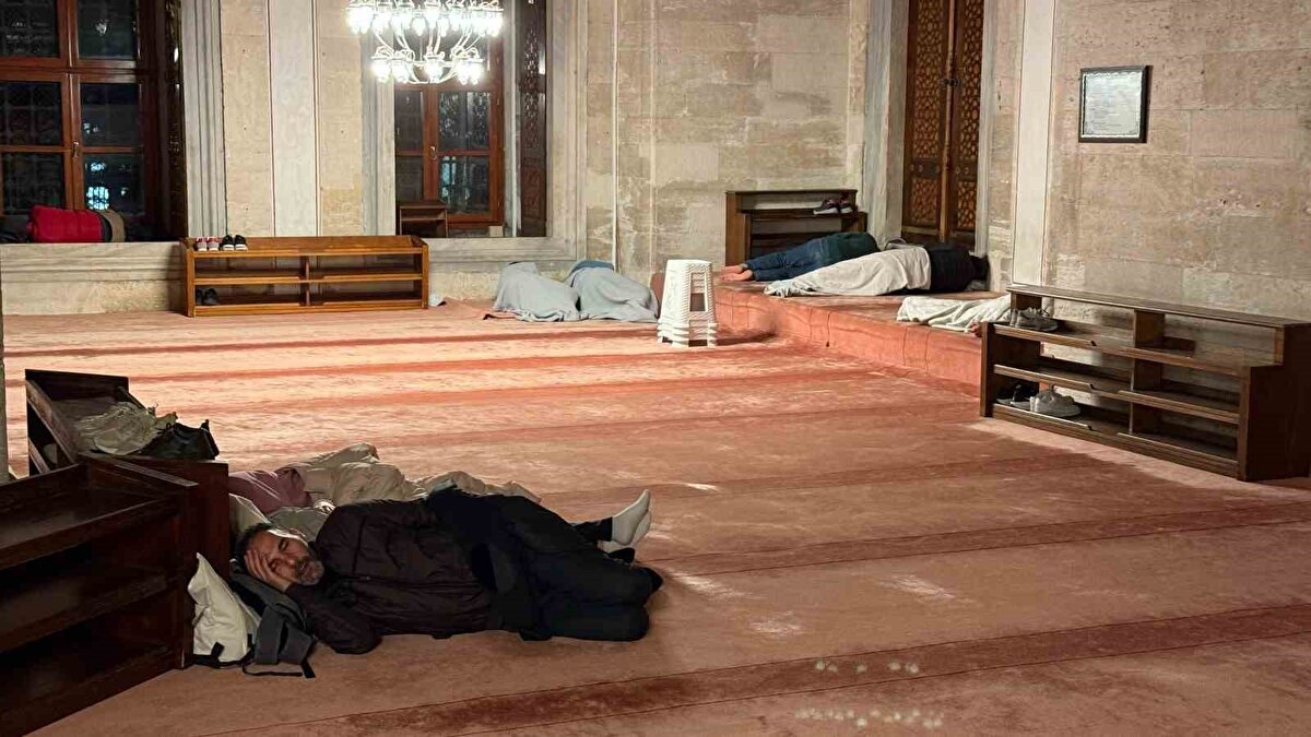 Vatandaşlar camii içerisinde hem soğuktan hem de deprem tehlikesinden korunarak geceyi atlatmaya çalıştı.