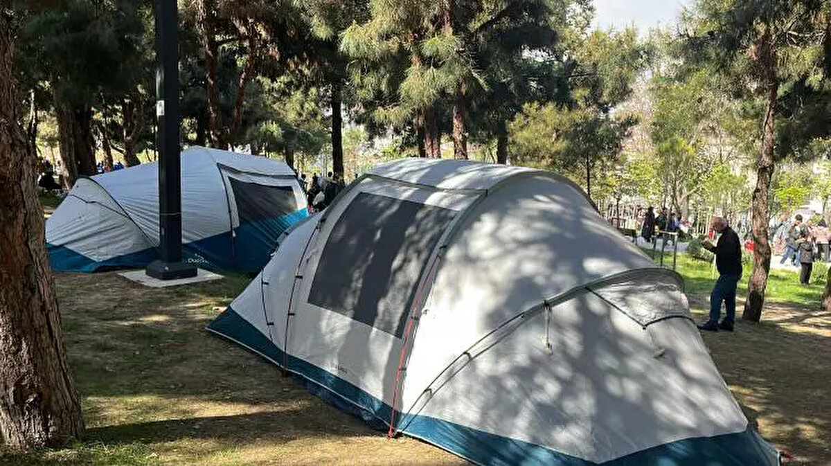 Örneğin dün 373 TL’ye satılan bir acil durum çantasının fiyatı bugün 465 TL’ye çıkarken, deprem öncesinde 219 TL olan bir ilk yardım seti de 389,50 TL’ye yükseldi.