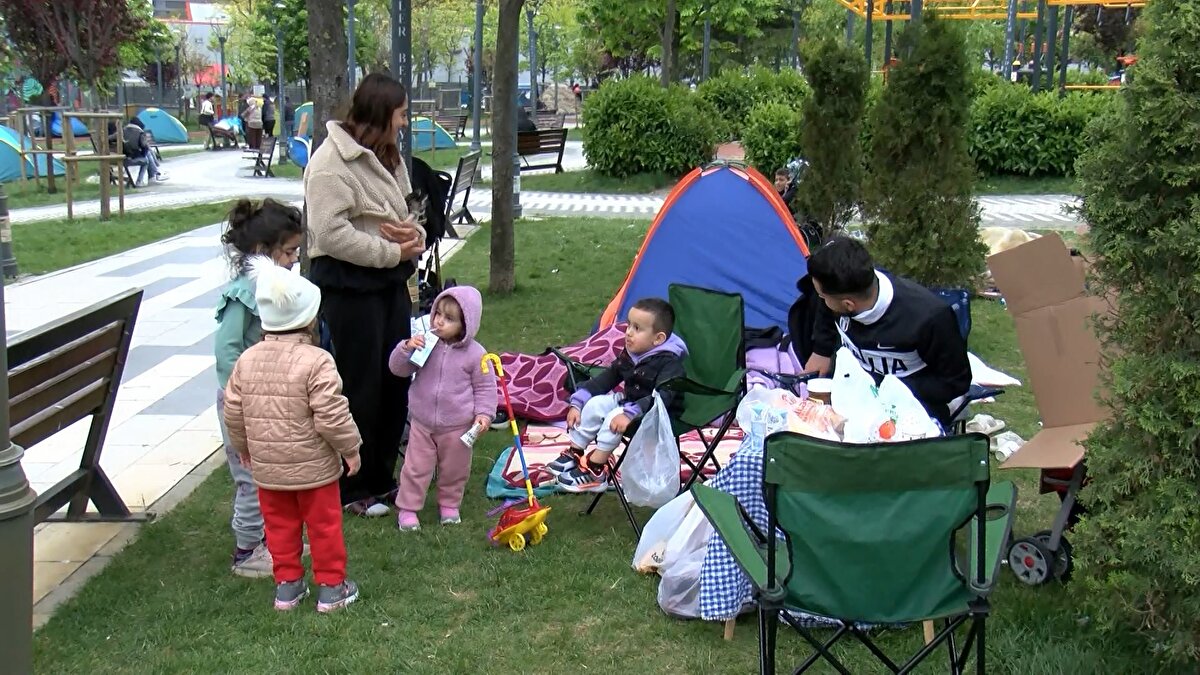 Sarsıntının ardından vatandaşlar panik içinde kendilerini dışarı attı. Birçok kişi geceyi park, bahçe ve açık alanlarda geçirirken, bazı vatandaşlar araçlarında sabahladı, bazıları ise çadır kurarak önlem aldı.