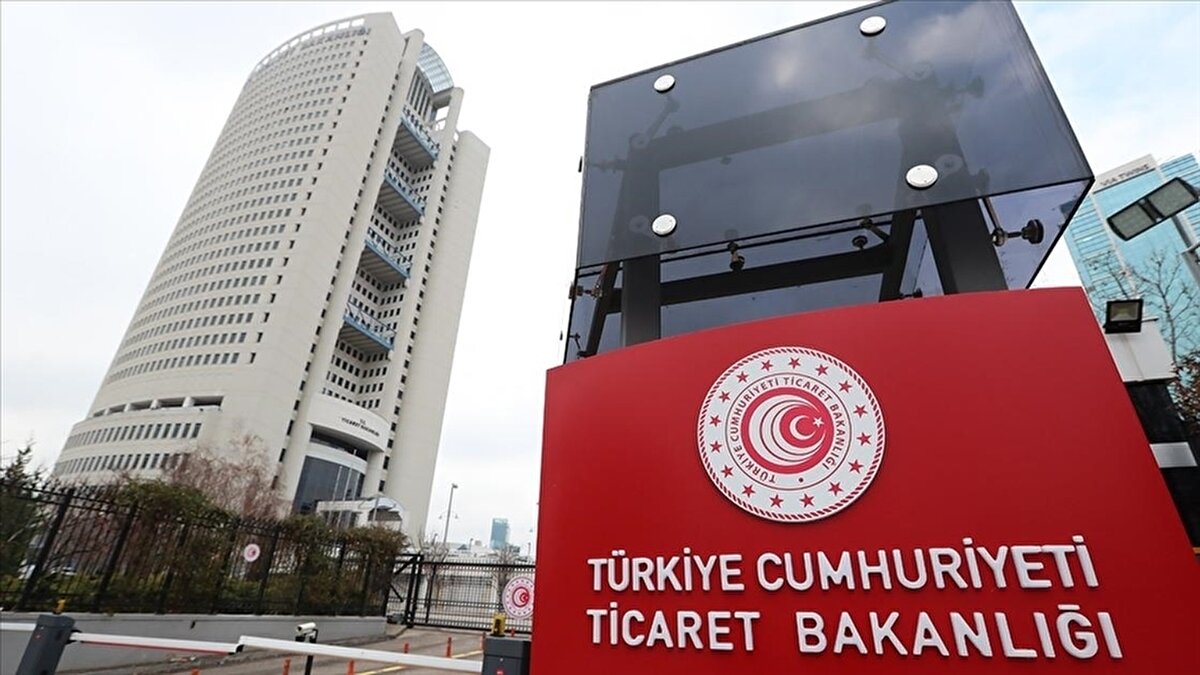 Ticaret Bakanlığı ise yaşanan fiyat artışlarına ilişkin açıklamada bulundu. Bakan Yardımcısı Mahmut Gürcan, vatandaşın zor anını fırsata çevirmeye çalışan hiçbir girişime izin verilmeyeceğini belirterek, “Deprem sonrası satılık ve kiralık taşınmaz ilanlarını yakından izliyoruz. Haksız fiyat artışı yapan kişi ve şirketlere yönelik idari yaptırımlar kararlılıkla uygulanacaktır.” ifadelerini kullandı.