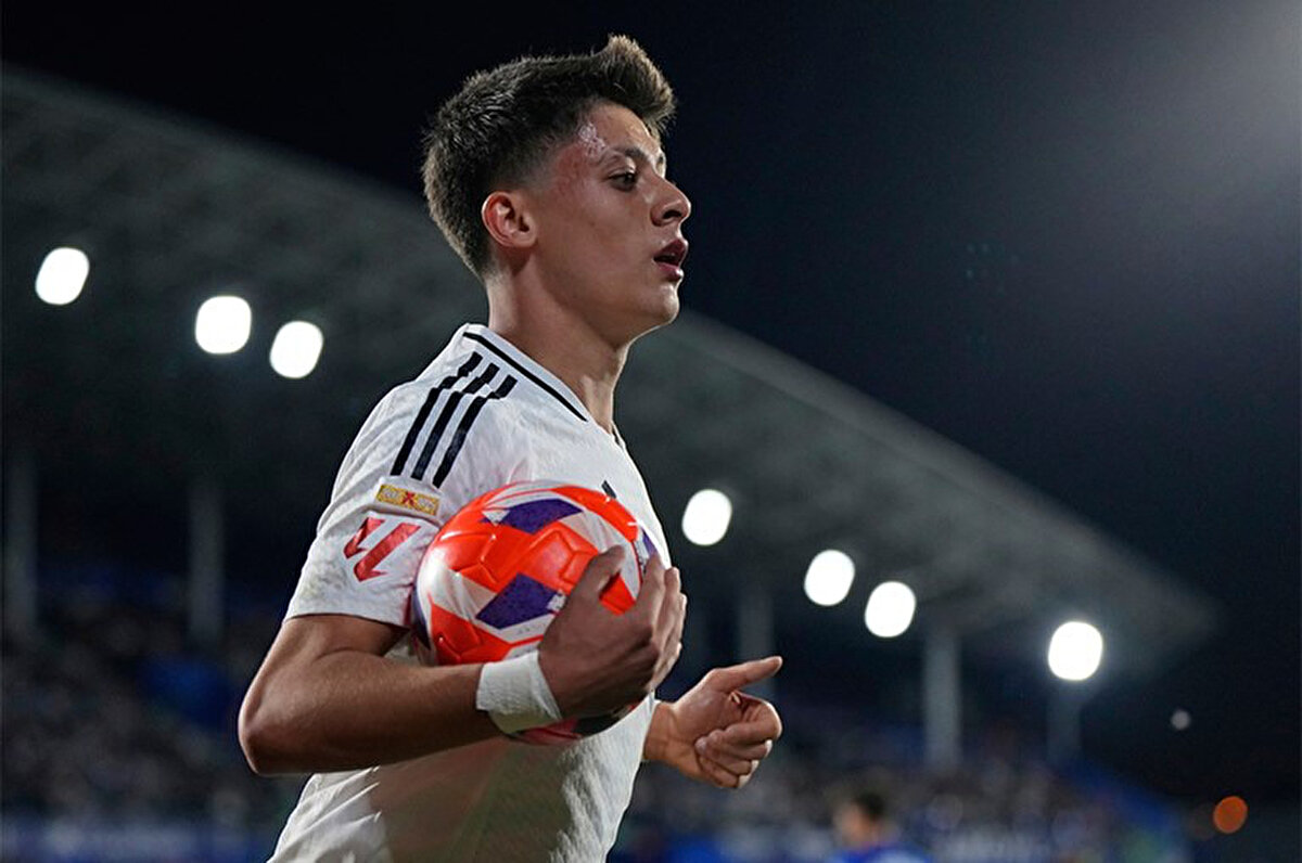 Real Madrid'in Getafe'yi mağlup ettiği maçta tek gol Arda Güler'den geldi. Karşılaşmanın ardından konuşan Carlo Ancelotti, "Arda Güler'in geleceği ileri mevkiden daha çok orta sahanın ortasında olacaktır. Oyun kuruculuktaki kalitesi olağanüstü." ifadelerini kullandı.<br>