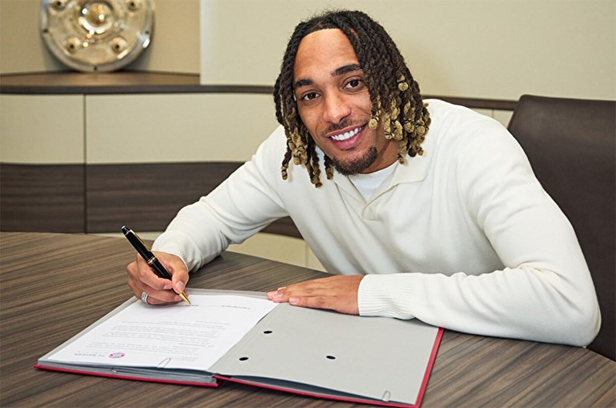 Yaşadığı sakatlıklar ve beklenen performansı sergileyememesi nedeniyle Bayern Münih'te düzenli forma giyemeyen Sacha Boey, Alman devinde gözden düştü.<br>