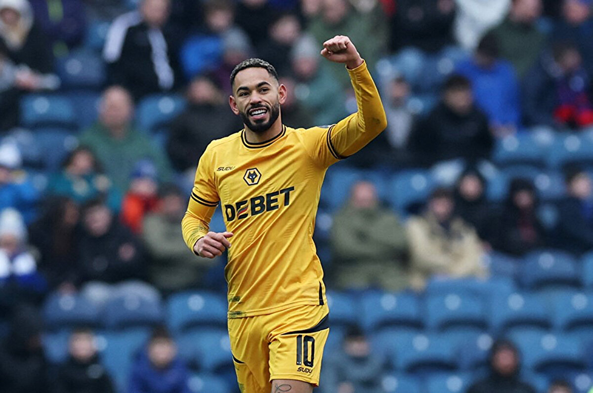 Manchester United'ın yaz transfer döneminde forvet için önceliğinin Ipswich Town forması giyen Liam Delap olduğunu vurgulayan Orstein transfere ilişkin, "Manchester United için yaz transfer dönemindeki öncelik hücumda. Forvet ve 10 numara arayışındalar. 10 numara transferi için öncelik Wolverhampton'dan 65 milyon sterlin serbest kalma bedeli olan Matheus Cunha. Takıma gelmek istiyor ancak kişisel şartlarda anlaşmaları gerekiyor. Henüz tamamlanmış bir şey yok ancak anlaşma hızlı bir şekilde gelişebilir. " dedi.<br>