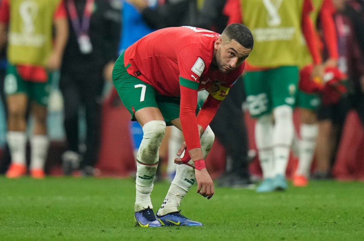 Golsüz eşitlikle devam eden mücadelenin 71. dakikasında numarasını değişiklik tabelasında yanarken gören Ziyech, çılgına döndü.<br>