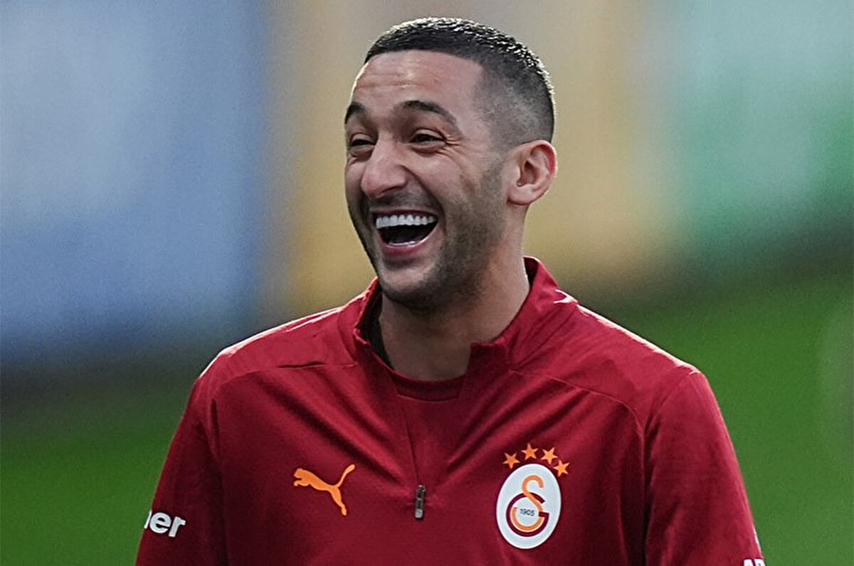 Galatasaray'ın ara transfer döneminde sözleşmesini fesh ettiği Hakim Ziyech'in rotası Katar olmuştu. Al-Duhail'e imza atan Faslı yıldız, Al-Gharafa ile oynanan Katar Kupası yarı final maçında gündem oldu.<br>