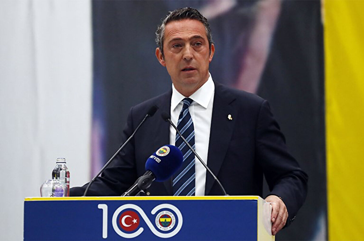 Evinde Kayserispor ile berabere kalarak şampiyonluk yarışında derin yara alan Fenerbahçe'de taraftarlar ve kongre üyeleri, yönetim kuruluna büyük tepki gösterdi.<br>