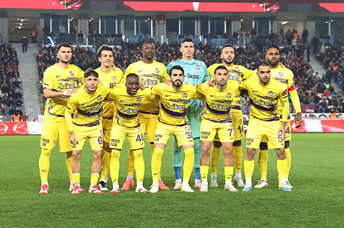 Bu nedenle bazı futbolcuların sıkıntı çektiği ve antrenmana çıkmayarak durumu protesto edebilecekleri aktarıldı.<br>