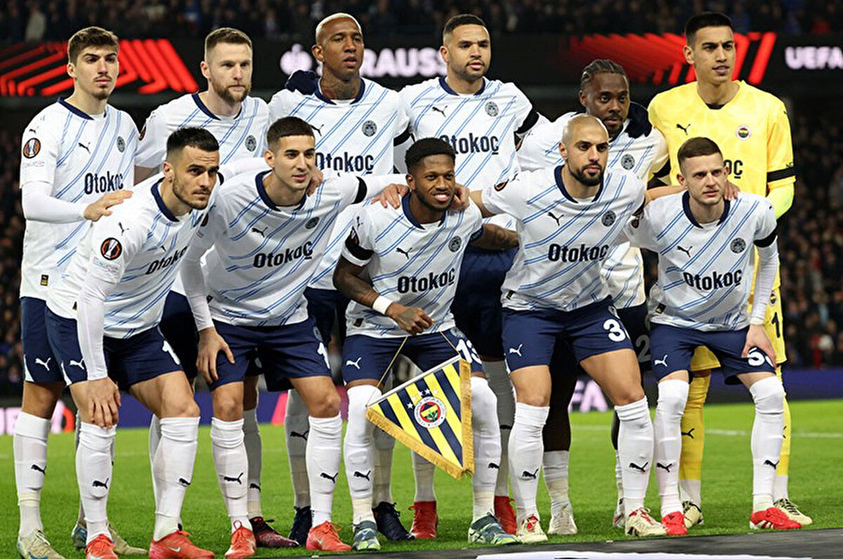 Süper Lig'de sezonun bitimine 6 hafta kala lider Galatasaray'ın 5 puan gerisine düşen Fenerbahçe'nin kadrosunda gelecek sezon büyük değişim yaşanması bekleniyor.<br>