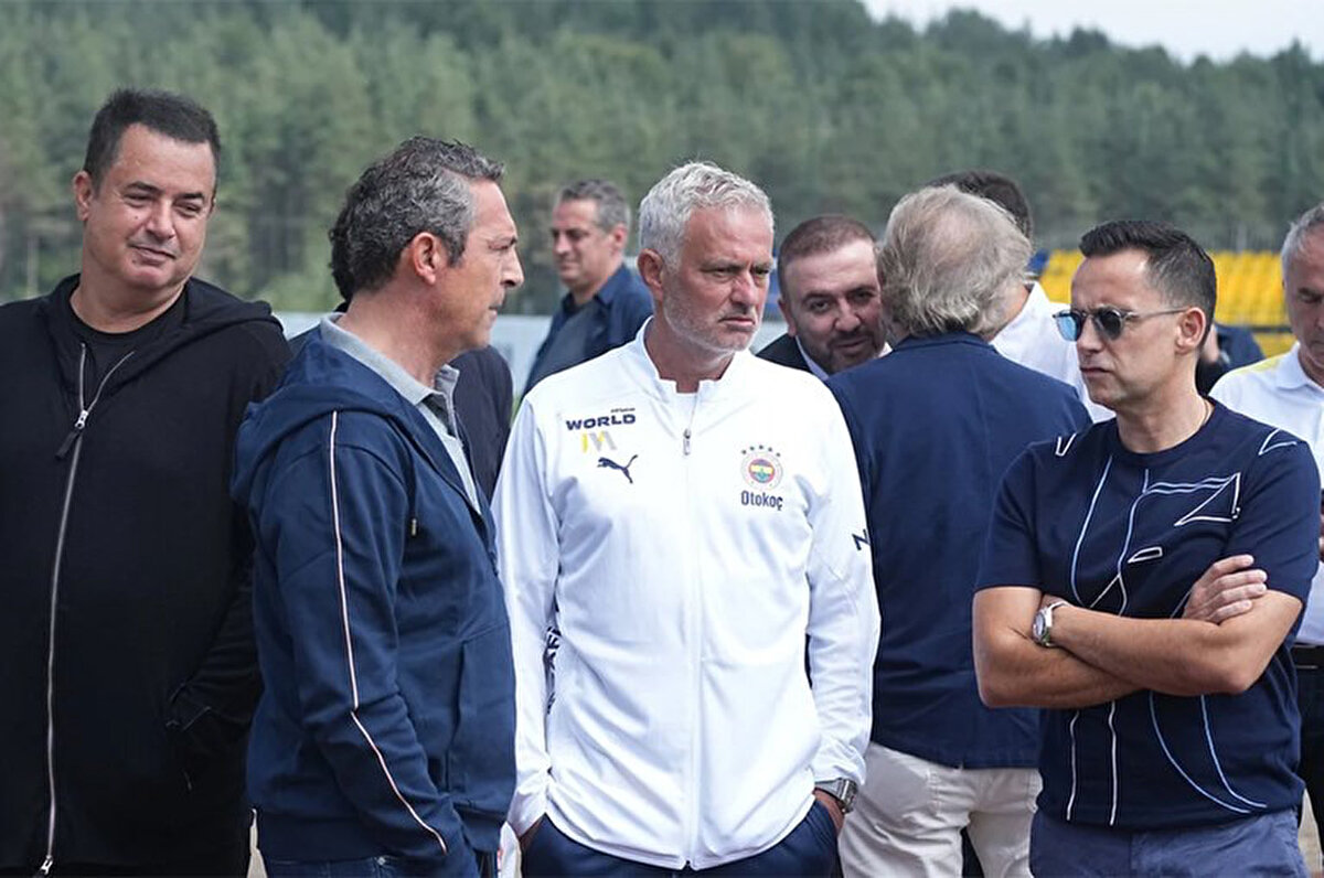 Takımdan ayrılacak isimlerle birlikte daha genç bir kadro kurmak isteyen Fenerbahçe yönetiminin gelecek sezon daha tempolu ve hızlı isimlere yatırım yapacağı belirtildi.<br>