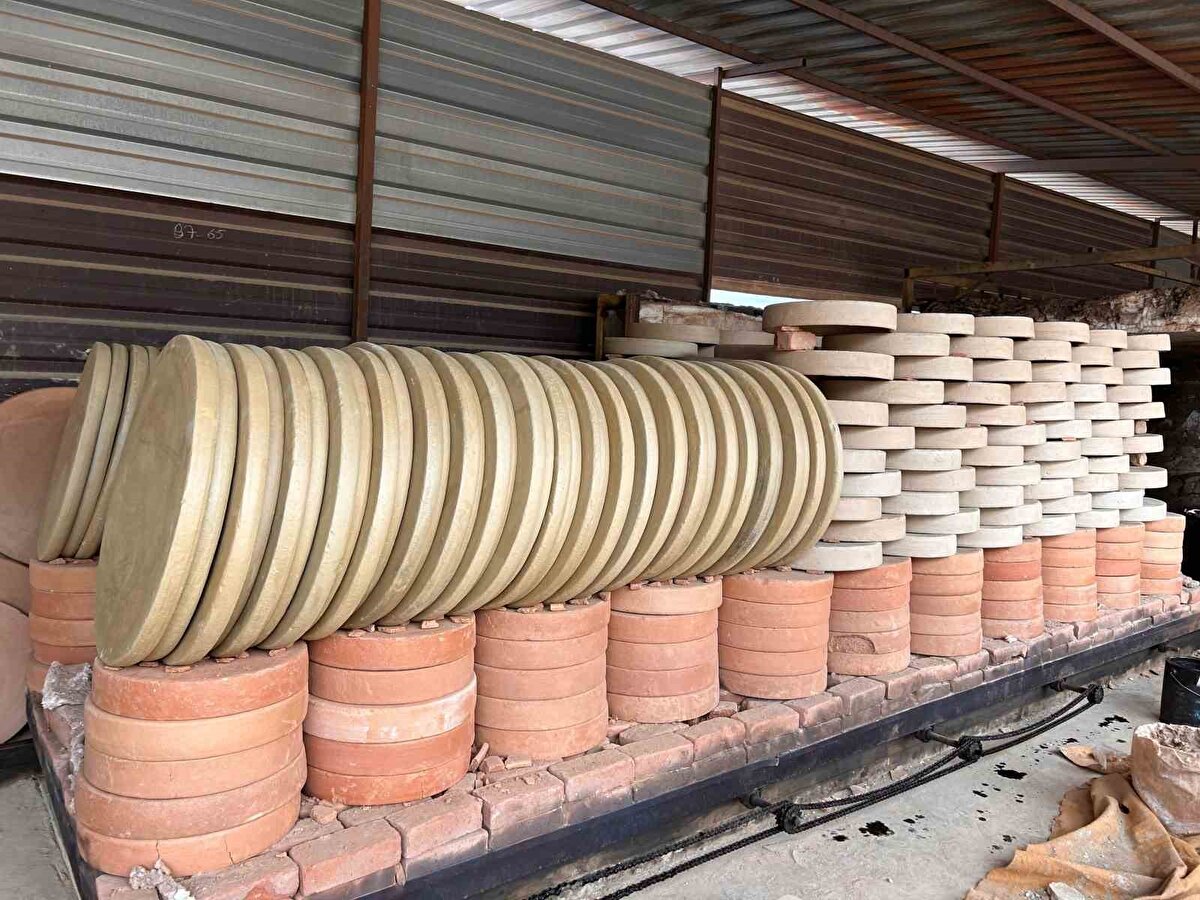 Baba mesleğini sürdürmeye gayret eden Ömer Eren, 2018 yılında güveç mangal üretimine başladı. O dönemlerde maddi sıkıntı yaşayan Eren, Cumhurbaşkanı Recep Tayyip Erdoğan’ın esnaf için açıklamış olduğu destek paketinden faydalandı. Faizsiz 50 bin TL krediden faydalanan Eren, kısa sürede üretimini hızlandırdı. Mihalıcçık’ın Sorkun Köyü’ndeki toprağı Kozkayı Mahallesi’nde çömleğe dönüştüren Eren, dünyanın dört bir yanına ihracat yaptıklarını belirtti.